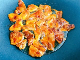 6、追剧小零食,香辣诱人的鸡胸肉片,锅内放油,下入腌制好的鸡肉片煎熟,最好平底锅,没有平底锅就炒菜锅分两次煎。