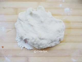 5、家常韭菜饼,案板上比平时多倒一点干面粉来拨面,倒入发酵好的软面团