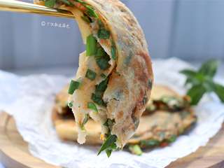 12、家常韭菜饼,这是款皮薄馅多的韭菜饼,喜欢吃韭菜的朋友可以试试。
