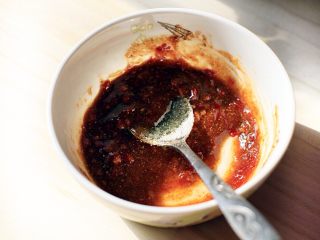 4、秘制牙签肉,将俩勺白糖、俩勺蒜蓉麻辣酱、壹勺耗油、壹勺料酒、壹勺香油、壹勺孜然粉、壹勺蔬之鲜混合均匀。