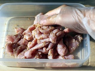 5、秘制牙签肉,将猪肉细片沥干水份,倒入10克生白芝麻抓匀。