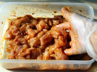 6、秘制牙签肉,倒入第四步骤的调料及半个鸡蛋清继续抓匀