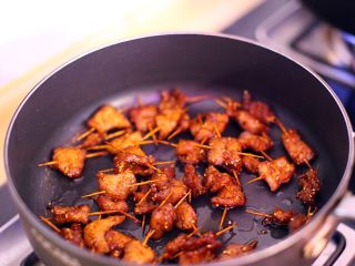 10、秘制牙签肉,起油锅倒入牙签肉