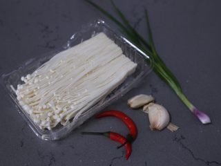 1、蚝油金针菇,材料准备好
