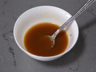 7、蚝油金针菇,加入白糖、水和淀粉拌匀待用