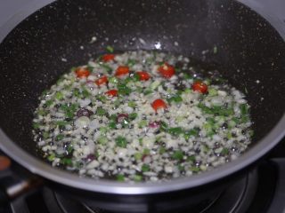 11、蚝油金针菇,再加入小米辣和葱末