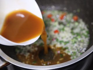 12、蚝油金针菇,倒入蚝油汁