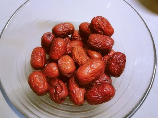 5、小米发糕,面团发酵时 将红枣清洗干净