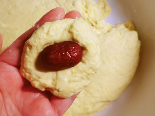 8、小米发糕,面团已经发酵好了  取70克包入一颗红枣  