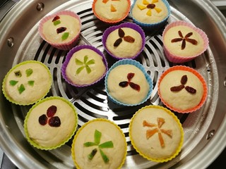 11、小米发糕,表面用水果干装饰 加盖静置 二次发酵