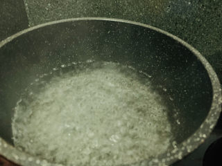 3、荷包蛋焖面,锅里水烧开