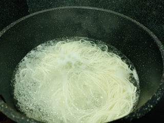 4、荷包蛋焖面,加入面条