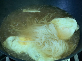12、荷包蛋焖面,搅拌一下，焖煮5分钟