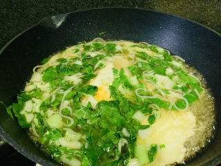 14、荷包蛋焖面,翻拌一下青菜，待水开