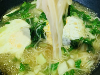 16、荷包蛋焖面,搅拌均匀调料，就可以起锅