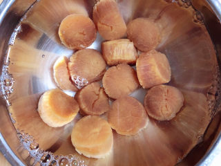 1、干贝海鲜粥,准备好干贝，提前侵泡6-8小时。