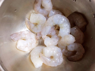 3、干贝海鲜粥,准备好虾仁。