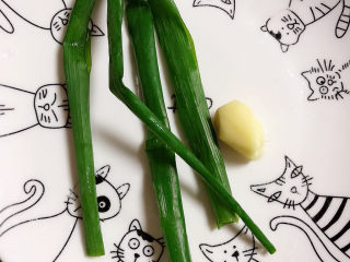 4、干贝海鲜粥,准备好小葱、姜，切好待用。