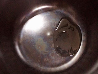 8、干贝海鲜粥,砂锅中倒入橄榄油，加热至五成热。