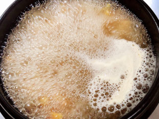 12、干贝海鲜粥,倒入开水，烧开锅。