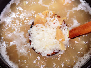 13、干贝海鲜粥,下入大米，转小火慢煮。