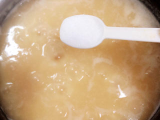 15、干贝海鲜粥,加入盐，继续熬煮，搅拌不要糊底。
