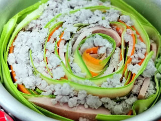 9、西胡芦蛋糕,毎一份组合依序排列在蛋糕模具中，空隙加上芋泥