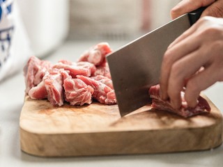 2、梅香秋意小排,猪肋排切段。