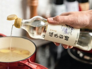 3、梅香秋意小排,放入姜片、白醋。