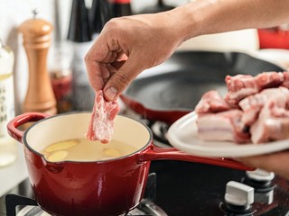 4、梅香秋意小排,冷水下锅。