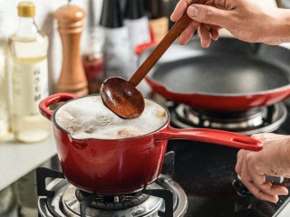 5、梅香秋意小排,煮制开锅后撇去浮沫。