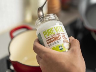 6、梅香秋意小排,猪肋排捞出备用，锅烧热放入椰子油。