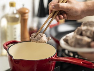 7、梅香秋意小排,待油烧开后，将焯好并滤掉水后的排骨放入其中