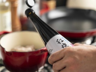 8、梅香秋意小排,放入红烧酱油。