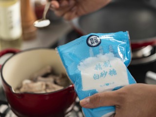 9、梅香秋意小排,及白砂糖让猪肋排翻炒上色