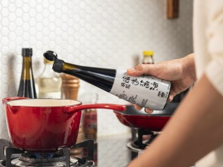 13、梅香秋意小排,加入清水、特级酿造酱油。