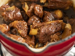 16、梅香秋意小排,加盖烧开后转中小火炖煮35分钟，锅盖采用了循环水滴设计，有效减少食物水分流失，锁住营养和原汁原味。