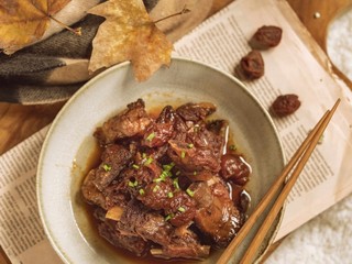 17、梅香秋意小排,盛盘后撒上葱末即可。