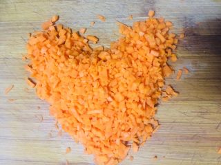 2、元气馄饨,胡萝卜切丁