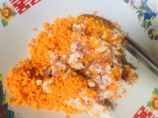 3、元气馄饨,胡萝卜放入肉馅中