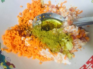 8、元气馄饨,加入适量五香粉提鲜