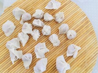 13、元气馄饨,22张皮，用了100克肉馅