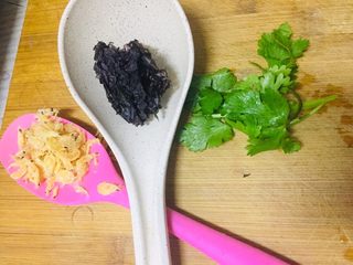 14、元气馄饨,准备虾皮，紫菜，香菜