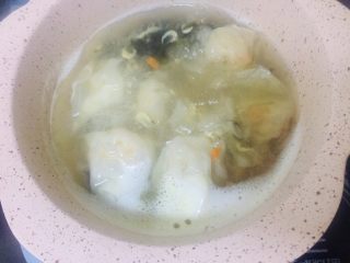 17、元气馄饨,煮至馄饨飘起即可