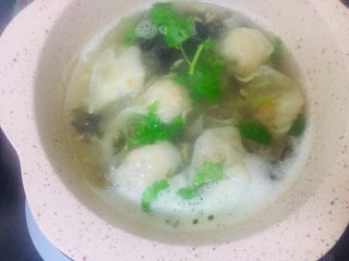 18、元气馄饨,加入香菜碎