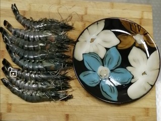 1、糖醋虾片,准备大虾