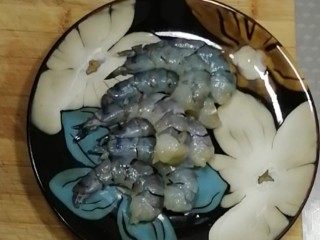 2、糖醋虾片,大虾去壳、去除虾线，清洗干净。
