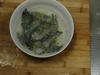 3、糖醋虾片,放入姜汁中腌制三分钟。