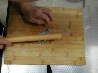 4、糖醋虾片,捞出用擀面杖锤一锤，锤成薄薄的虾片（有筋连着虾不会碎哦）