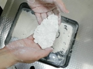 5、糖醋虾片,均匀裹上面粉。